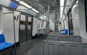 Foto que ilustra matéria sobre linha de metrô RJ mostra o interior do MetrôRio com bancos vazios de cor azul e cinza.