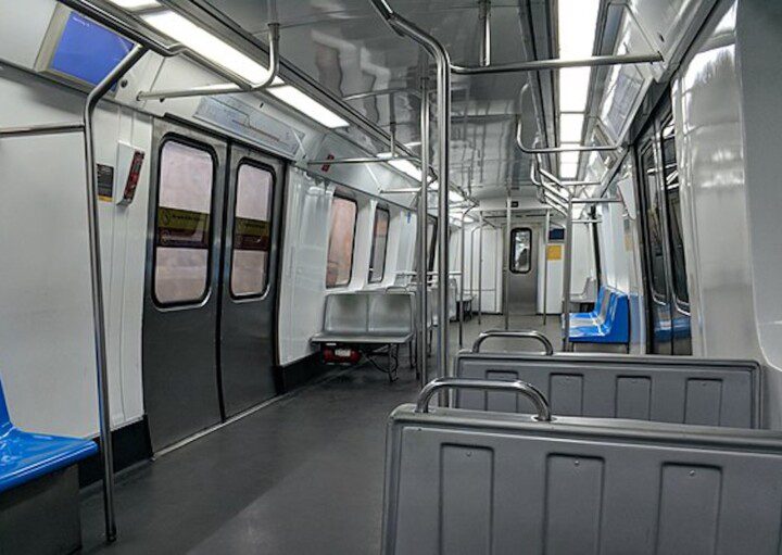 Foto que ilustra matéria sobre linha de metrô RJ mostra o interior do MetrôRio com bancos vazios de cor azul e cinza.