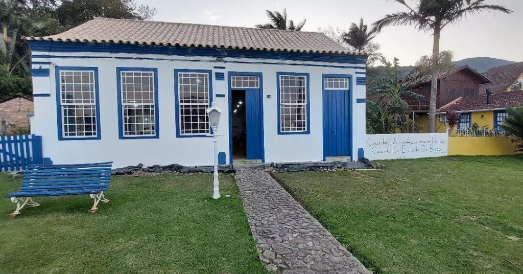 Foto que ilustra matéria sobre o que fazer em Palhoça mostra a Casa de Cultura Açoriana da Enseada do Brito