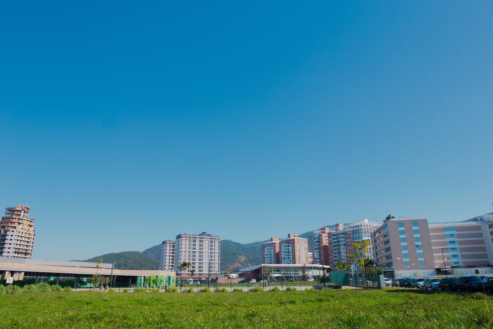 Foto que ilustra matéria sobre os bairros de Palhoça mostra uma vista panorâmica do campus da Universidade do Sul de Santa Catarina (Unisul).