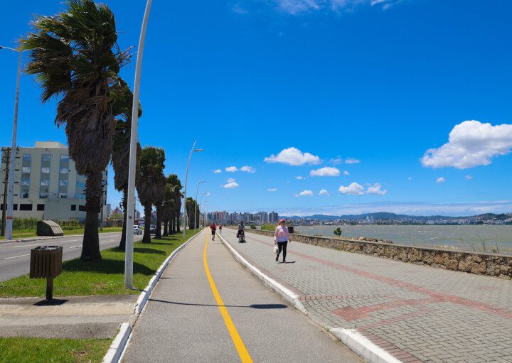 foto que ilustra matéria sobre bairros de são josé sc mostra a beira mar de praia de são josé