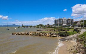 Foto que ilustra matéria sobre como é morar em São José (SC) mostra a beira mar de são josé