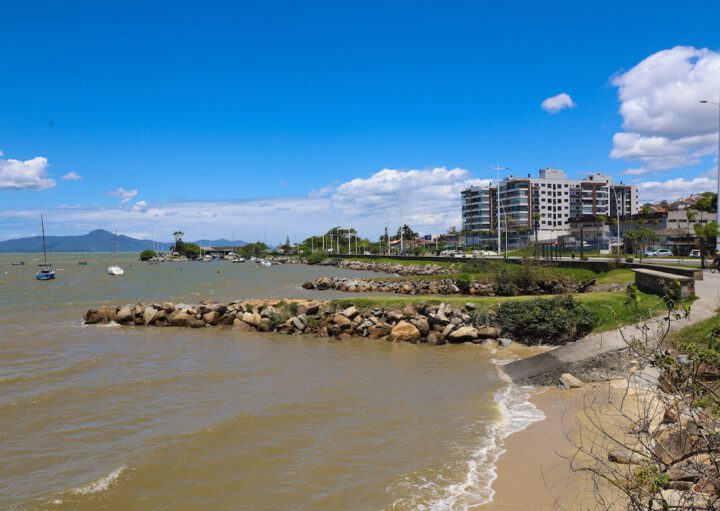 Foto que ilustra matéria sobre como é morar em São José (SC) mostra a beira mar de são josé