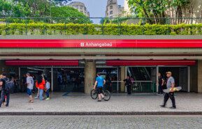 Foto que ilustra matéria sobre metrô anhangabaú mostra a entrada do metrô Anhangabaú com circulação de pessoas