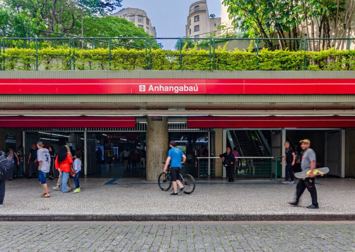 Foto que ilustra matéria sobre metrô anhangabaú mostra a entrada do metrô Anhangabaú com circulação de pessoas