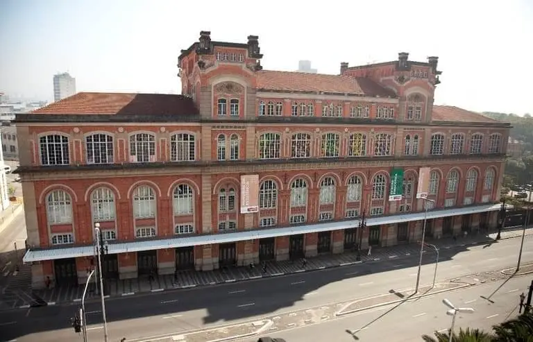 Imagem da fachada externa do Memorial da Resistência de São Paulo