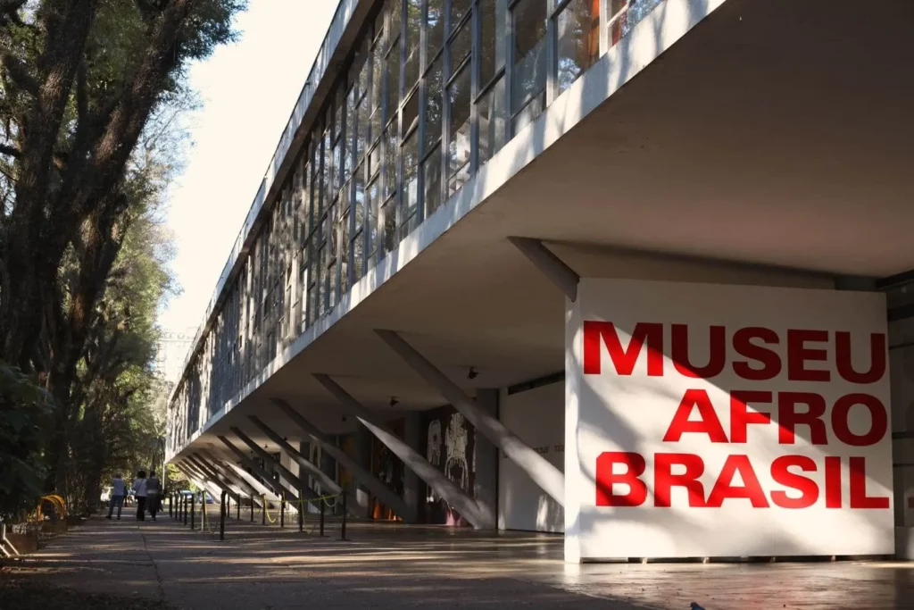 Imagem do exterior do Museu Afro Brasil, um dos museus em São Paulo