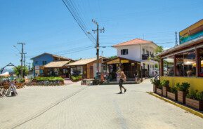 Foto que ilustra matéria sobre o que fazer em Palhoça mostra uma panorâmica de um trecho do Centrinho de Guarda do Embaú.