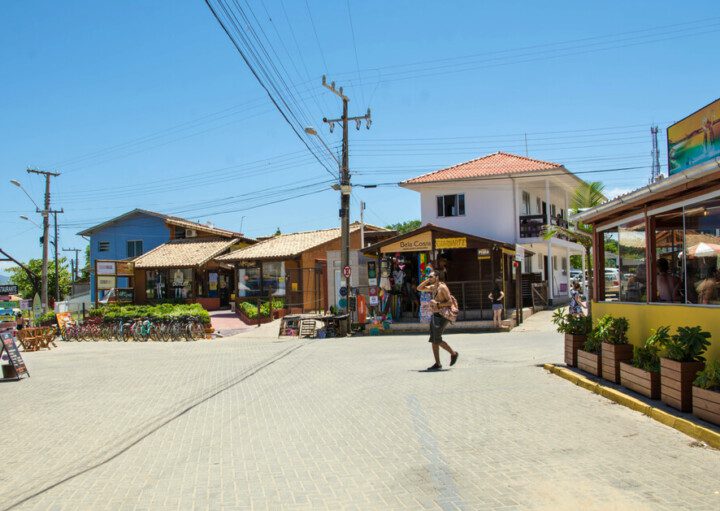 Foto que ilustra matéria sobre o que fazer em Palhoça mostra uma panorâmica de um trecho do Centrinho de Guarda do Embaú.