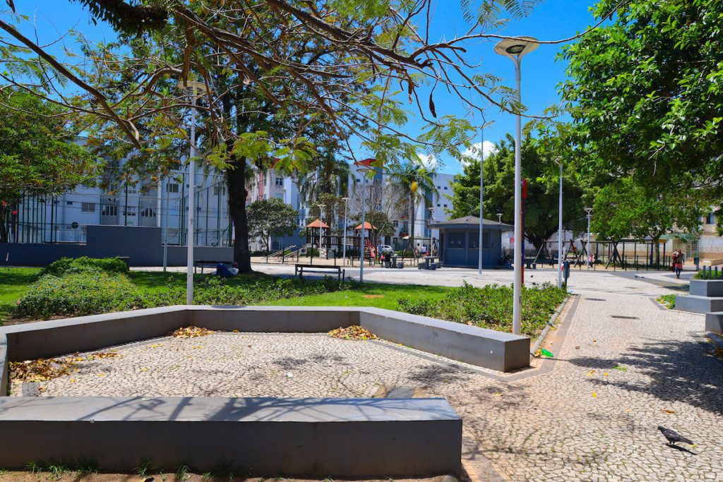 Foto que ilustra matéria sobre bairros em são josé mostra a praça eugenio raulino koerich em kobrasol são josé