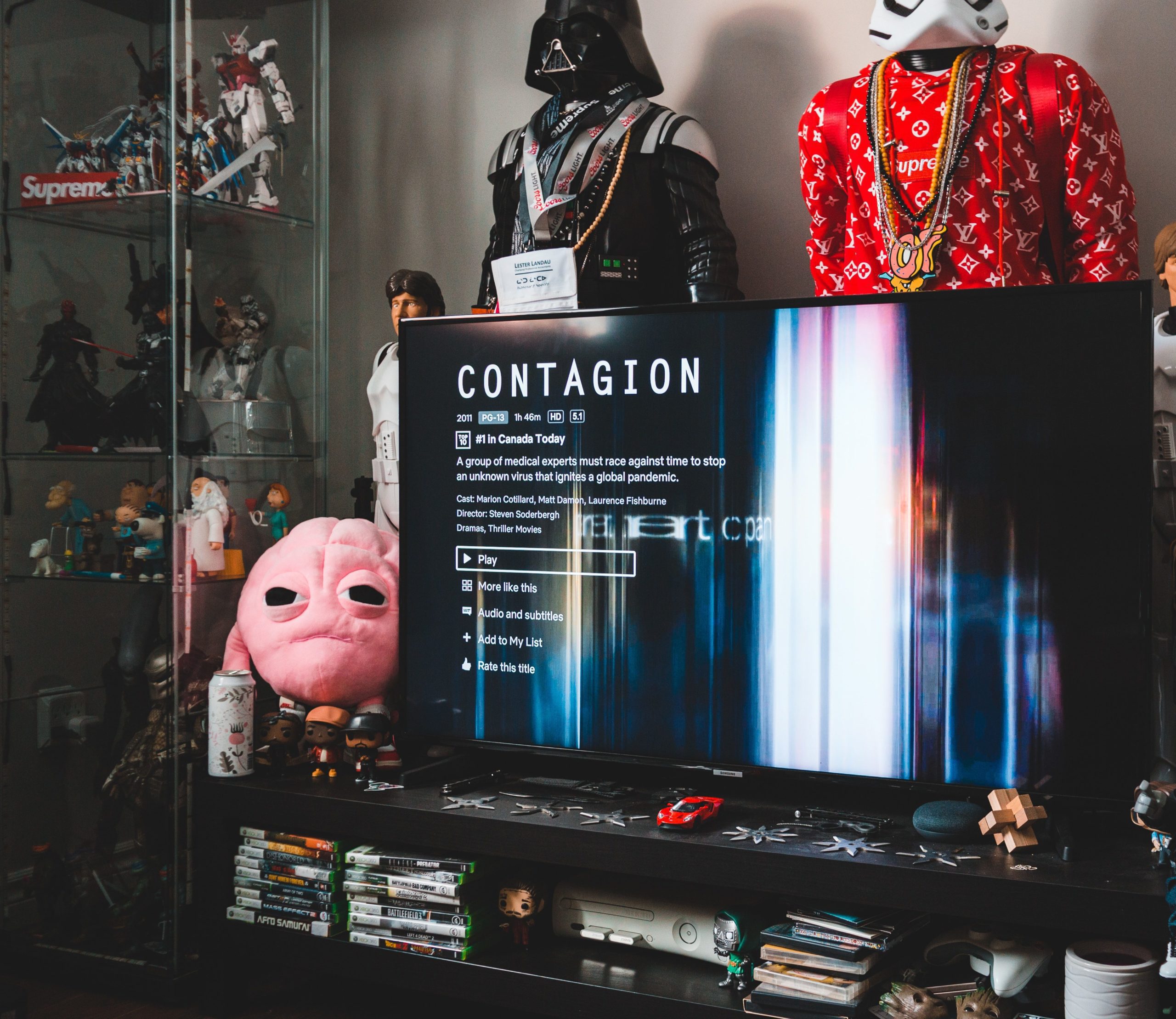 Aproveite a sua coleção para decorar o seu quarto gamer.