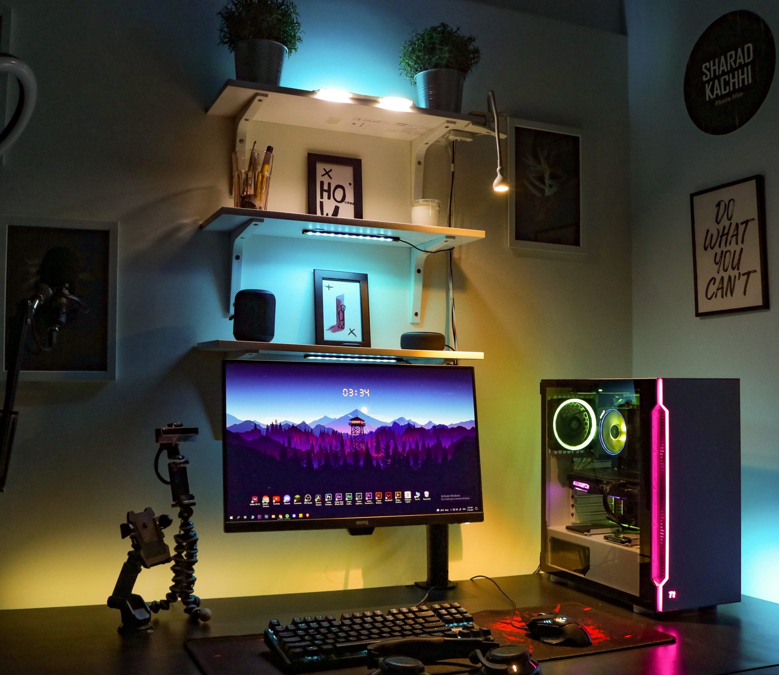 Inspiração para quem gosta de harmonizar diferentes cores na iluminação do quarto gamer.