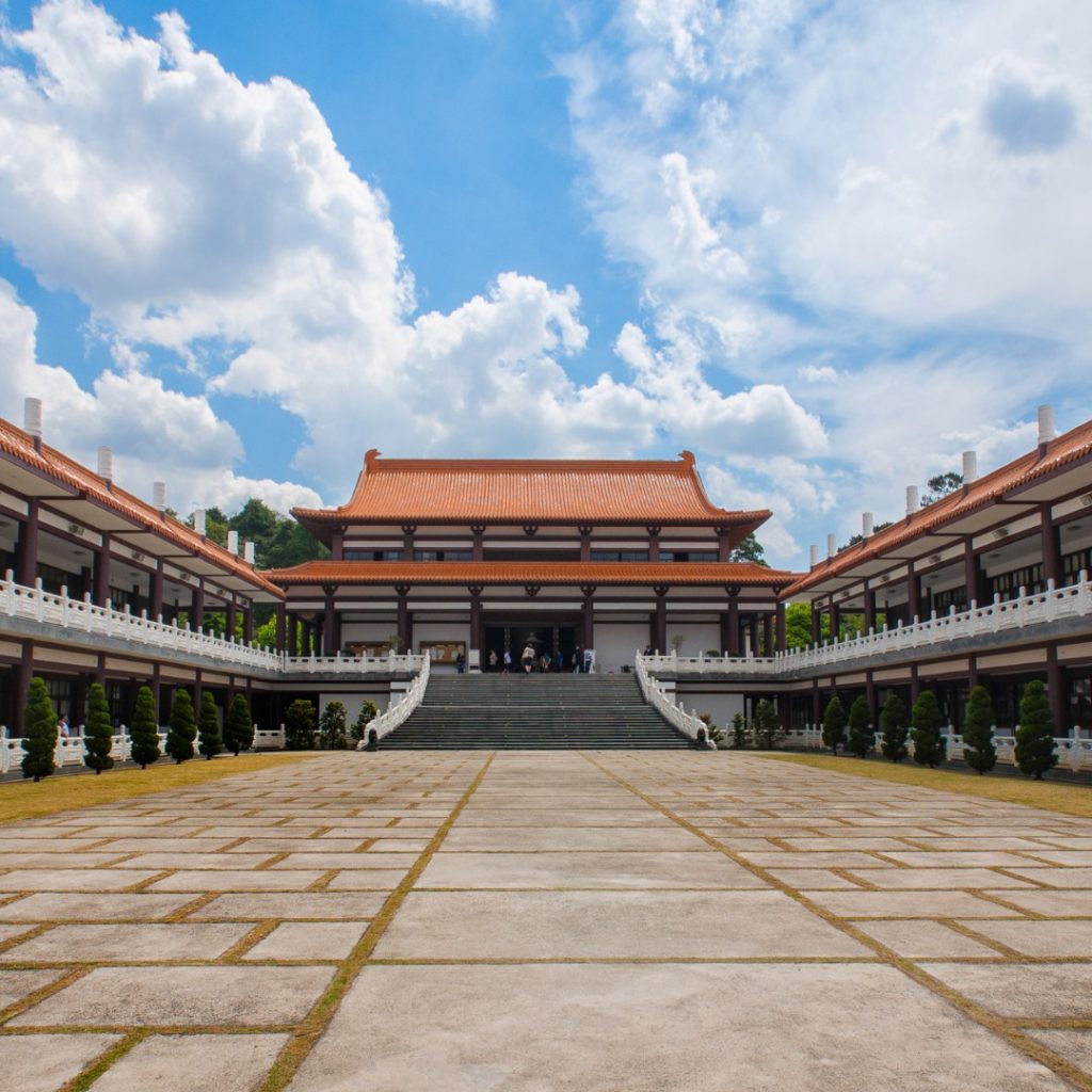 Foto que ilustra matéria sobre os melhores bairros de Cotia mostra o Fo Guang Shan Templo Zu Lai.