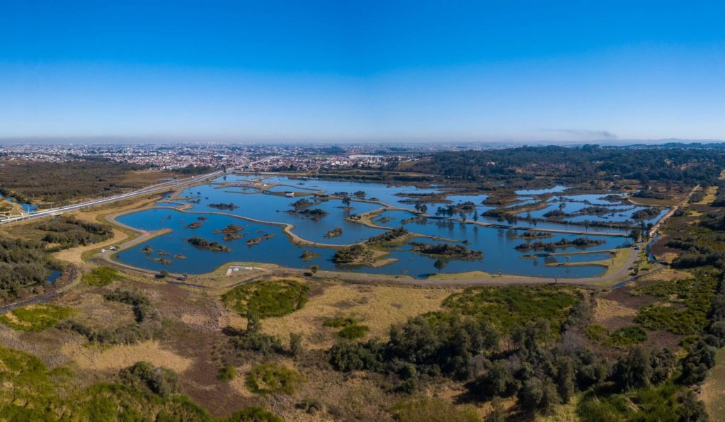 Foto que ilustra matéria sobre os bairros de Pinhais mostra uma visão do alto dos lagos do Parque das Águas.