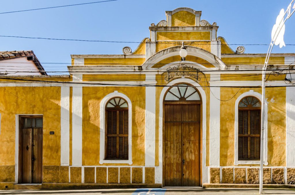 Foto que ilustra matéria sobre onde fica santana de parnaiba mostra o cine teatro coronel raymundo santana de parnaiba