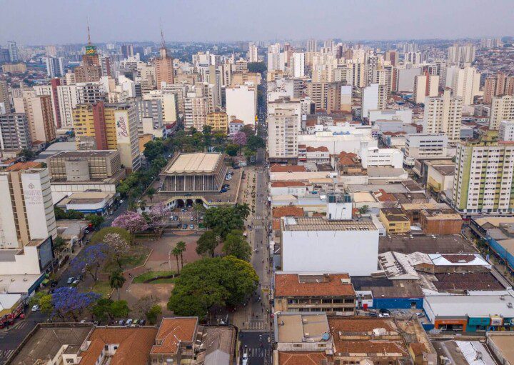 Foto que ilustra matéria sobre como é morar em São José do Rio Preto mostra uma visão do alto da cidade, com vários prédios altos em torno de uma praça