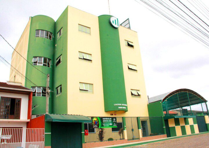 Foto que ilustra matéria sobre escolas em Pinhais mostra uma área externa da fachada do Colégio Destaque.