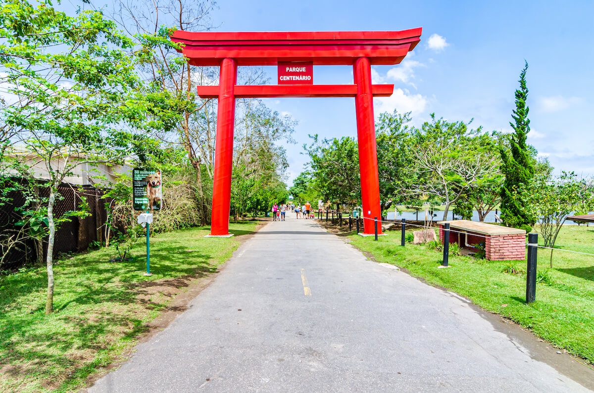 Imagem da entrada do Parque Centenário da Imigração Japonesa, em Mogi das Cruzes, para ilustrar matéria sobre o que abre em Mogi das Cruzes hoje.