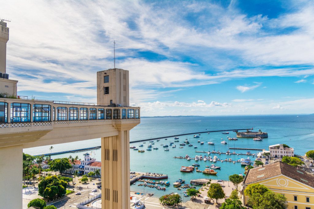  Imagem que ilustra matéria sobre o que fazer em Salvador mostra o Elevador Lacerda em Salvador com vista para a Baía de Todos-os-Santos em Salvador.