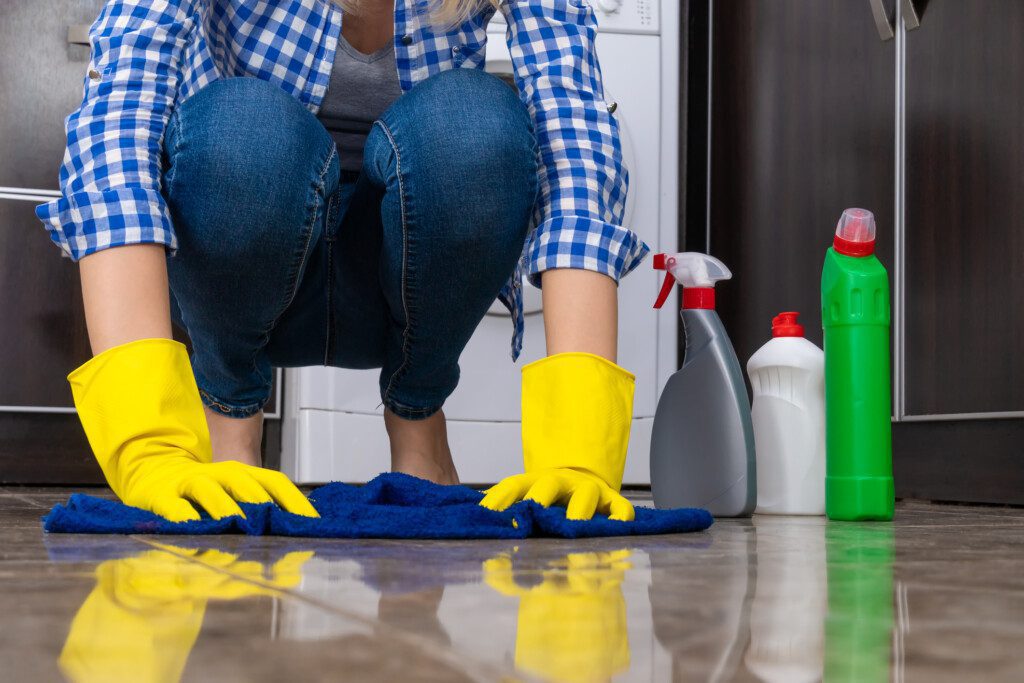 Foto que ilustra matéria sobre como limpar porcelanato mostra uma pessoa passando uma flanela macia em um piso de porcelanato acetinado.