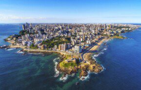 Foto que ilustra matéria sobre o que fazer em Salvador mostra a cidade de Salvador de cima, vista de drone.