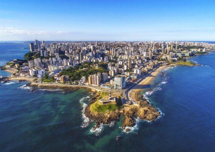 Foto que ilustra matéria sobre o que fazer em Salvador mostra a cidade de Salvador de cima, vista de drone.