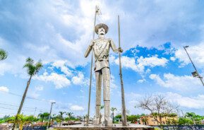 Foto que ilustra matéria sobre custo de vida em Mogi das Cruzes mostra o Monumento ao Bandeirante em Mogi das Cruzes