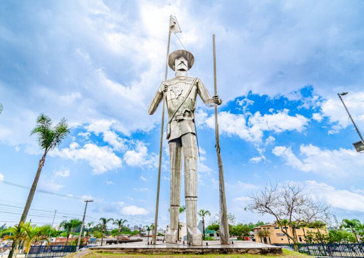 Foto que ilustra matéria sobre custo de vida em Mogi das Cruzes mostra o Monumento ao Bandeirante em Mogi das Cruzes