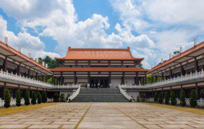 Foto que ilustra matéria sobre o que fazer em Cotia mostra o Fo Guang Shan Templo Zu Lai, um templo budista que é uma das principais atrações da cidade.