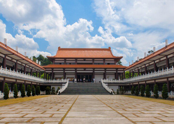 Foto que ilustra matéria sobre o que fazer em Cotia mostra o Fo Guang Shan Templo Zu Lai, um templo budista que é uma das principais atrações da cidade.