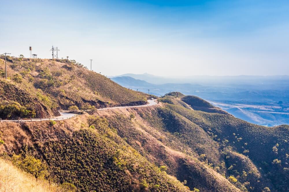 Foto que ilustra matéria sobre o que fazer em Nova Lima mostra um trecho com estrada da Serra do Rola-Moça.