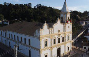 Foto que ilustra matéria sobre o que fazer em Santana de Parnaíba mostra a Igreja Matriz de Sant’ana, uma das principais atrações da cidade.