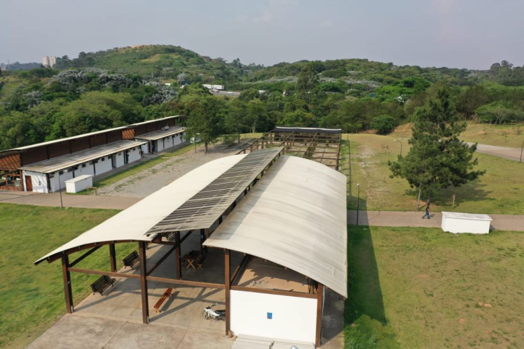 Foto que ilustra matéria sobre parque em Cotia mostra um galpão do Parque Jequitibá visto do alto.