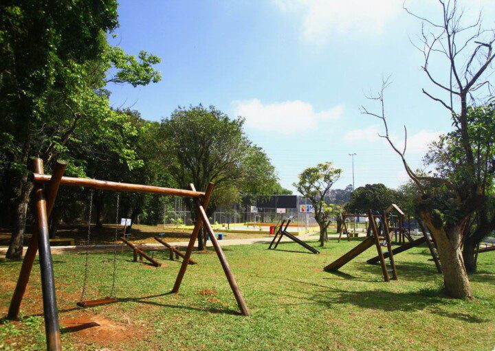 Foto que ilustra matéria sobre parque em Mauá mostra uma vista panorâmica de um playground do Parque da Juventude.