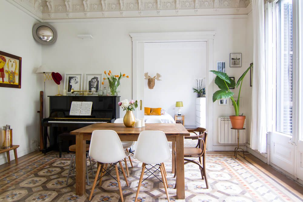 Um ar retrô dado pelos ladrilhos hidráulicos a esta sala de um apartamento em Barcelona, na Espanha.