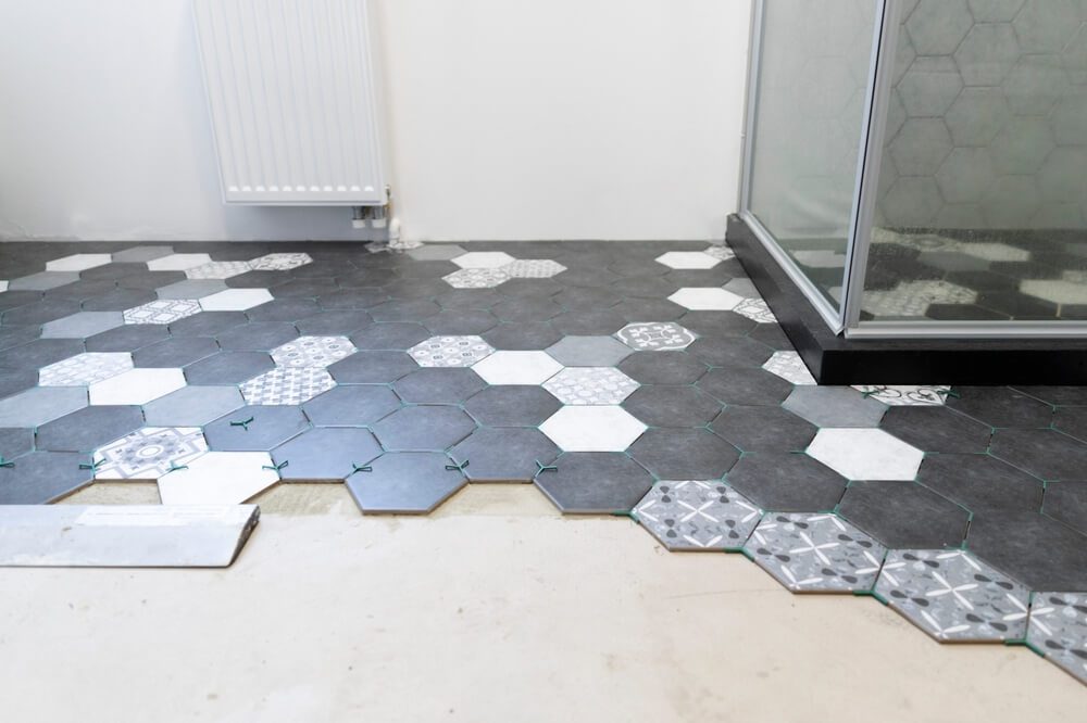 Exemplo de instalação de um porcelanato sextavado com diferentes estampas em um banheiro.