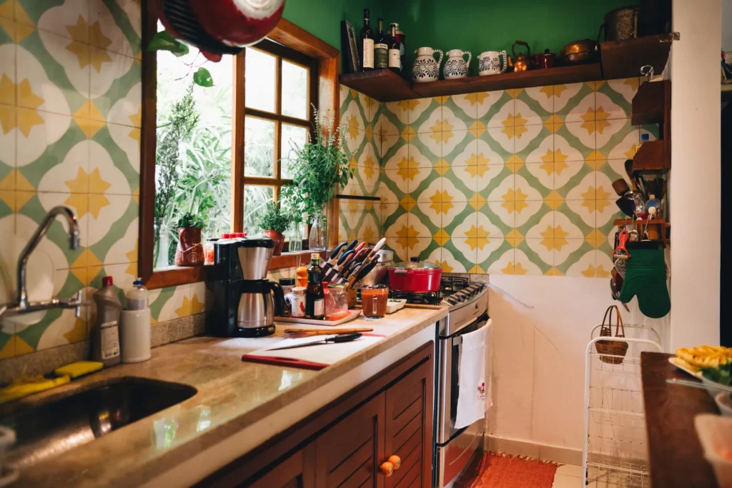 Foto de uma cozinha com decoração verde e amarela.