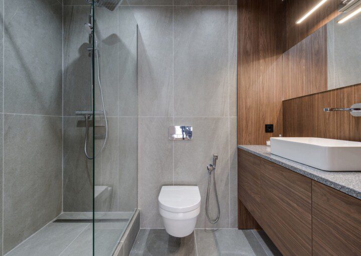 Banheiro pequeno e moderno. Imagem disponível em Pexels.