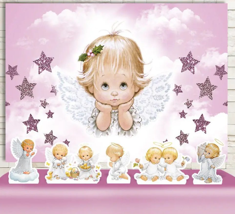 Um cenário com uma grande ilustração de um anjo loiro de olhos azuis, asas brancas e mãos sob o queixo, cercado por estrelas rosas. Perfeito para decoração batizada, apresenta cinco figuras fofas de anjos segurando itens festivos na frente.