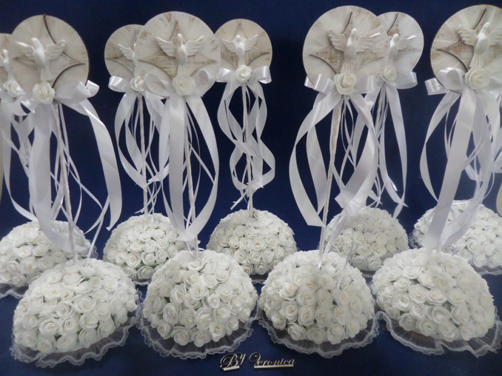 Divino Espírito Santo aparece aqui como opção de centro de mesa em decoração para batizado