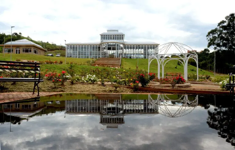 Imagem do Jardim Botânico de Sorocaba mostra lago, jardim com flores e o Palacete de Cristal ao fundo