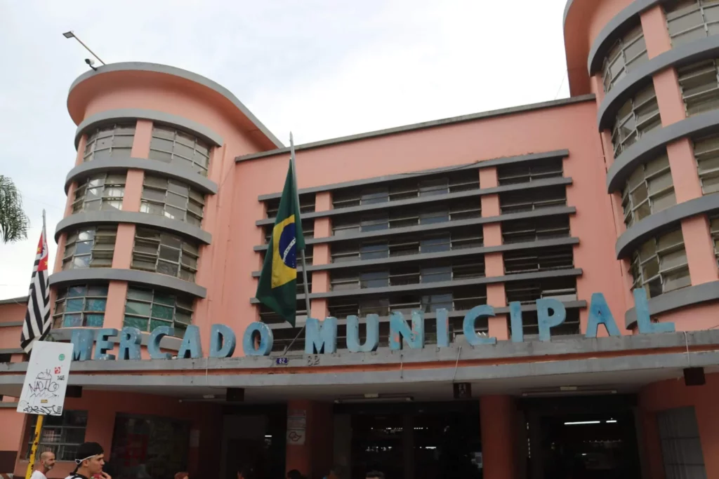 Imagem da fachada de entrada do prédio do Mercado Municipal de Sorocaba, em Sorocaba