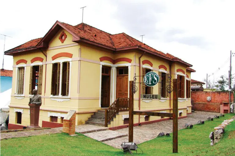 Imagem do casarão amarelo do Museu da Estrada de Ferro Sorocabana, em Sorocaba