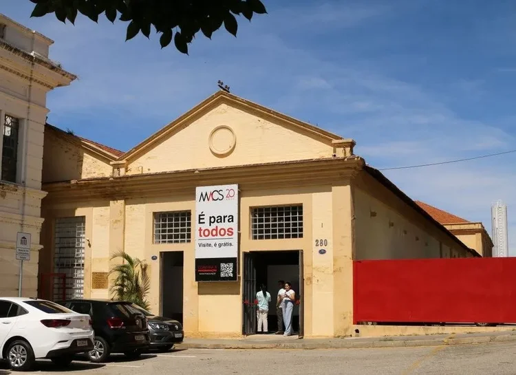 Imagem da fachada de entrada do MACS, o Museu de Arte Contemporânea de Sorocaba, em Sorocaba