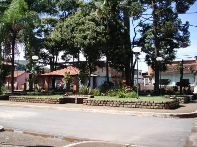 Imagem da vista urbana da cidade de Nova Lima, em Minas Gerais, mostra construções históricas e árvores ao redor para ilustrar matéria sobre o que fazer em Macacos, Nova Lima