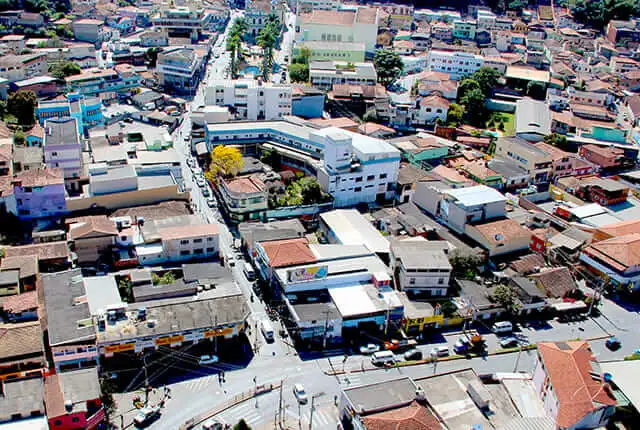 Imagem da vista aérea de Nova Lima mostra avenidas e casas da cidade