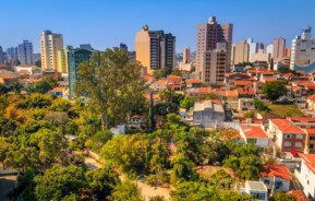 Imagem aérea com vista para prédios, casas e ruas arborizadas de Sorocaba