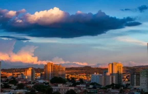 Imagem panorâmica da cidade, com vista para os prédios durante o entardecer, para ilustrar matéria sobre o que fazer em Sorocaba