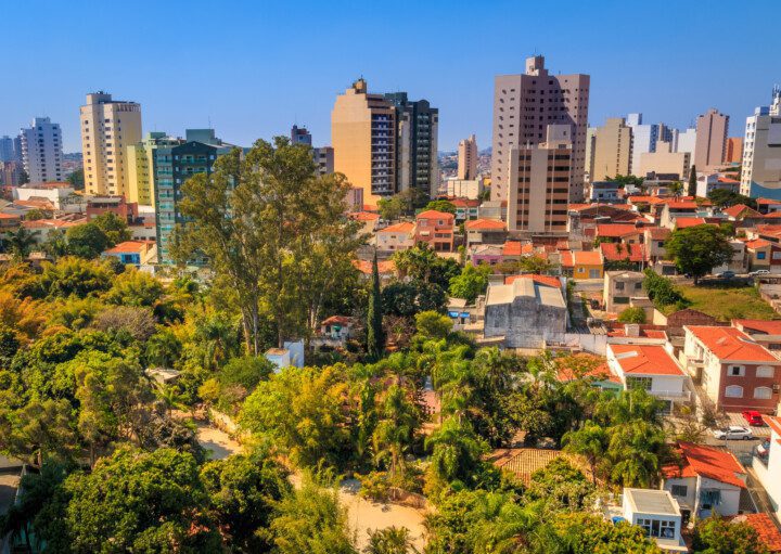 Imagem aérea com vista para prédios, casas e ruas arborizadas de Sorocaba