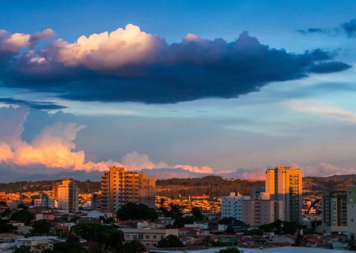 Imagem panorâmica da cidade, com vista para os prédios durante o entardecer, para ilustrar matéria sobre o que fazer em Sorocaba